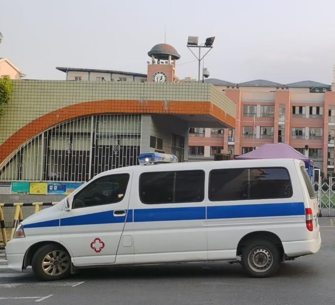 双台子救护车出租护送骨折病人一公里多少钱